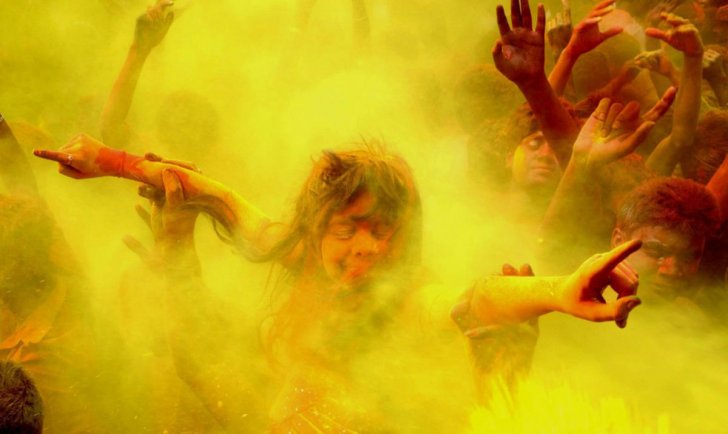 Hindistanda Holi festivalından rəngarəng 