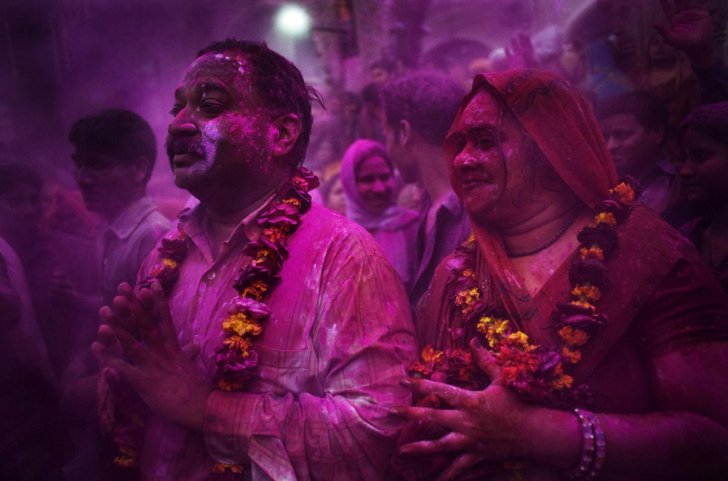 Hindistanda Holi festivalından rəngarəng 