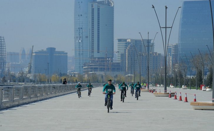 “Bakı-2017”nin könüllüləri arasında velosiped yarışı keçirilib