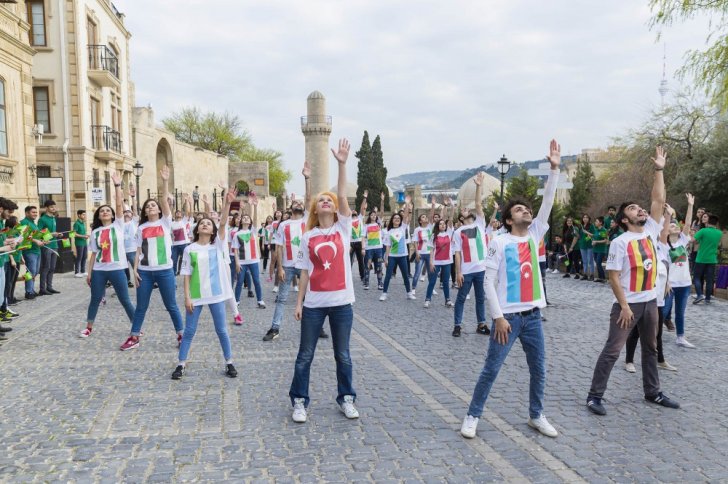 “Bakı-2017”nin başlanmasına 25 gün qalması münasibətilə İçərişəhərdə fləşmob təşkil olunub -