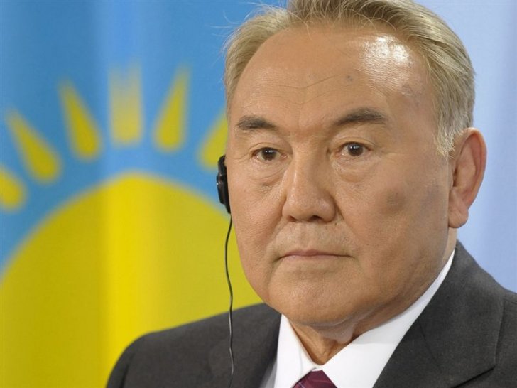 Nazarbayev qadınlara qara libası qadağan edir: "Ancaq yasda geyinin"