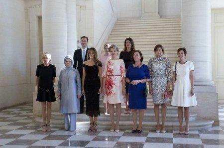 Baş nazirin “xanımı” NATO liderlərinin həyat yoldaşları ilə birgə –