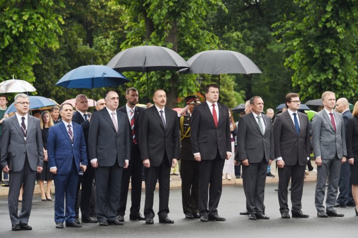 Prezident "Azadlıq" abidəsini ziyarət etdi -