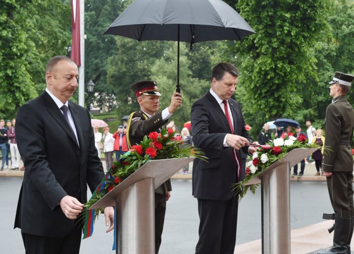 Prezident "Azadlıq" abidəsini ziyarət etdi -