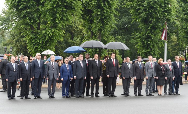 Prezident "Azadlıq" abidəsini ziyarət etdi -