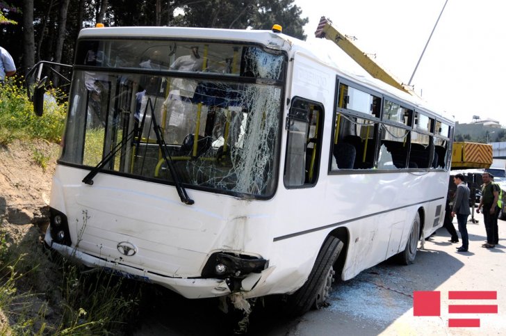 Bakıda marşrut avtobusu qəza törətdi