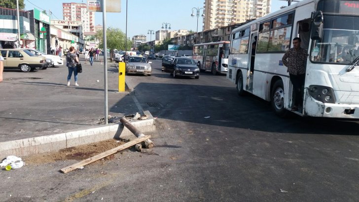 Bakıda avtobus dayanacağa çırpıldı: Yaralanan var -