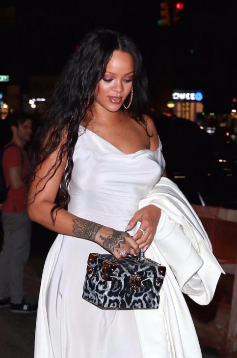 Rihanna yenə də büstqaltersiz halda -