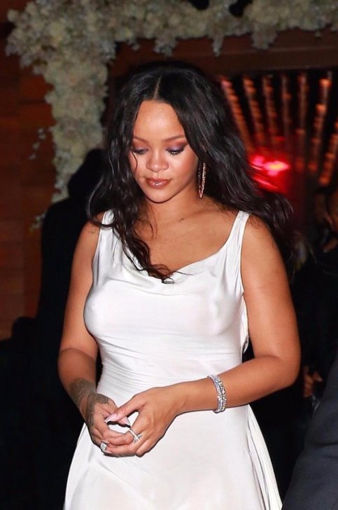 Rihanna yenə də büstqaltersiz halda -