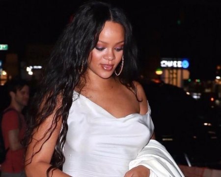 Rihanna yenə də büstqaltersiz halda -