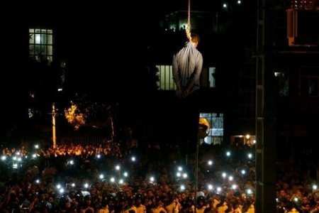 7 yaşlı qızı zorlayıb öldürən bütün İranın gözü qarşısında edam edildi -