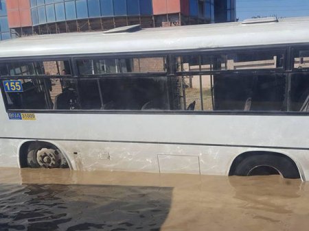 Bakıda "üzən" avtobus - 