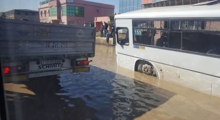 Bakıda "üzən" avtobus -