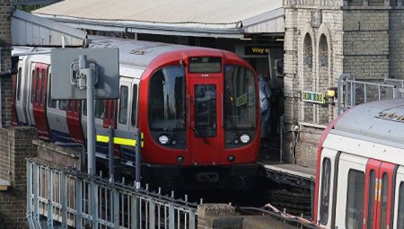 London metrosunda naməlum şəxs bıçaqla insanlara hücum edib