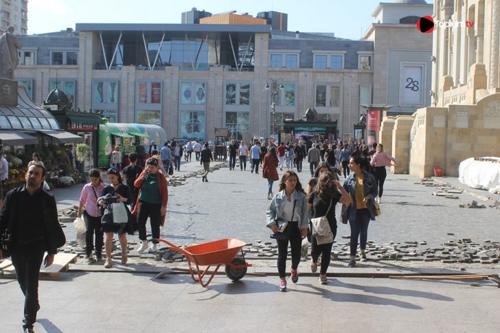 "28 May" metrostansiyasının qarşısı niyə bağlanıb? - 