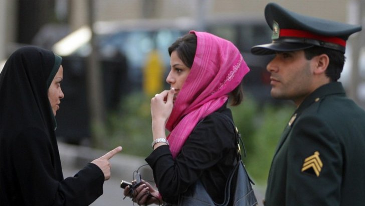 İranda əxlaq polisi ləğv edilib: hicab məsələsinə isə yenidən baxılır