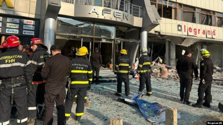 Bakıda AFEN Plazada partlayış olub: xəsarət alanlar var - VİDEO