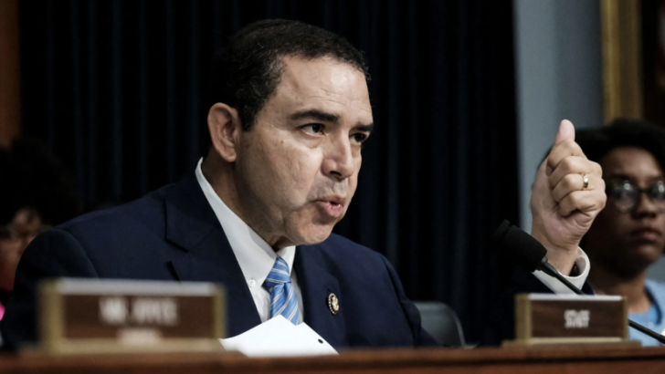 Tramp Azərbaycandan rüşvət almaqda ittiham olunan konqresmeni əfv edib