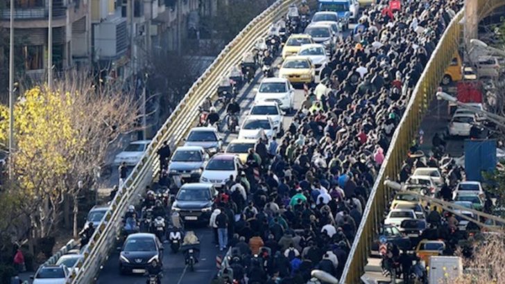 İranda etirazlar böyüyür, internetə giriş kəsilib